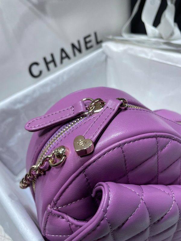 Chanel Purple heart-shaped quilted crossbody bag (Chanel Spring-Summer 2022 Runway Bag Collection)