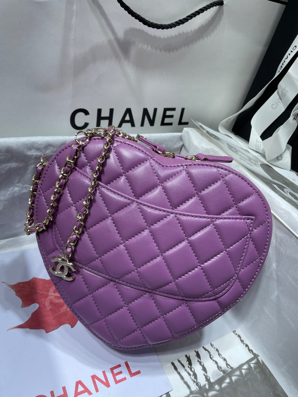 Chanel Purple heart-shaped quilted crossbody bag (Chanel Spring-Summer 2022 Runway Bag Collection)