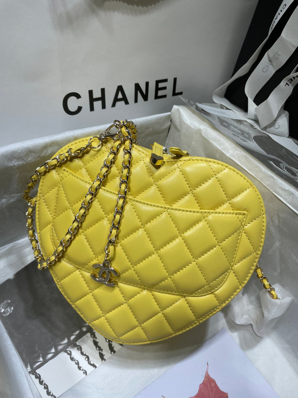 Chanel Yellow heart-shaped quilted crossbody bag (Chanel Spring-Summer 2022 Runway Bag Collection)
