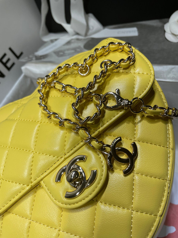 Chanel Yellow heart-shaped quilted crossbody bag (Chanel Spring-Summer 2022 Runway Bag Collection)