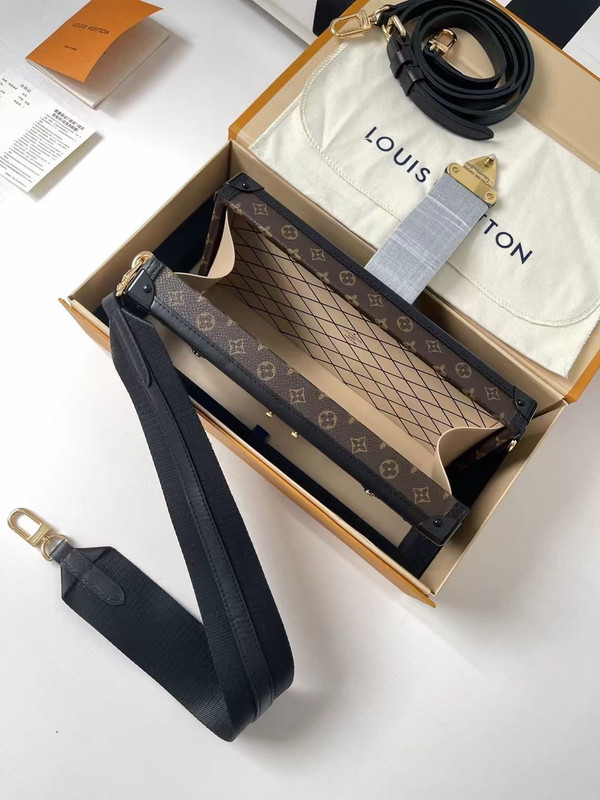 Louis Vuitton M46120  PETITE MALLE EAST WEST BAG