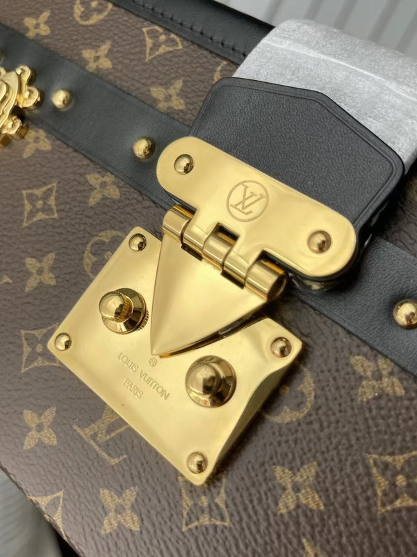 Louis Vuitton M46120  PETITE MALLE EAST WEST BAG