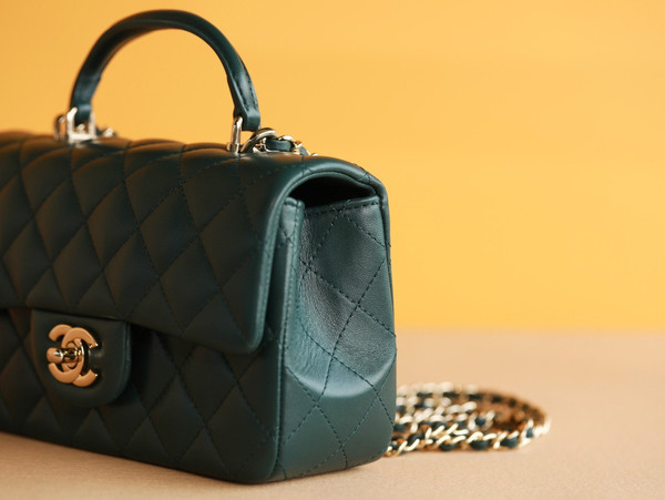 Chanel  Fall-Winter 2022/23 Pre-Collection Green MINI FLAP BAG WITH TOP HANDLE