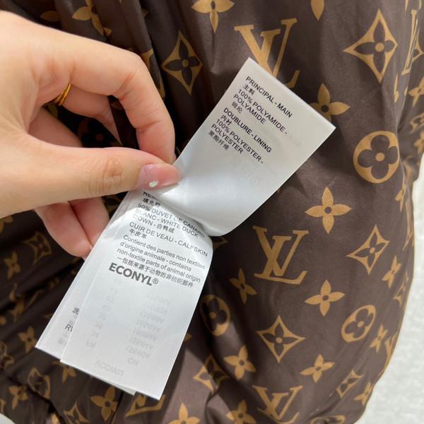 Louis Vuitton 1AAAWS MONOGRAM ACCENT PILLOW PUFFER JACKET BLANC