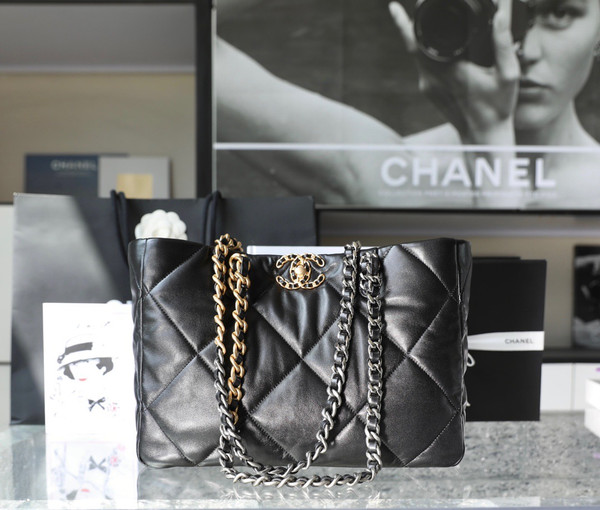 CHANEL 19 SHOPPING BAG FW2022/23