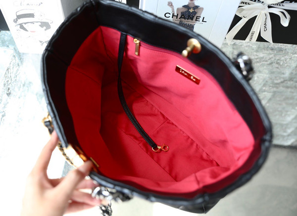 CHANEL 19 SHOPPING BAG FW2022/23