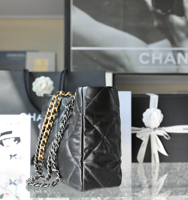 CHANEL 19 SHOPPING BAG FW2022/23