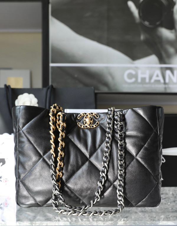 CHANEL 19 SHOPPING BAG FW2022/23