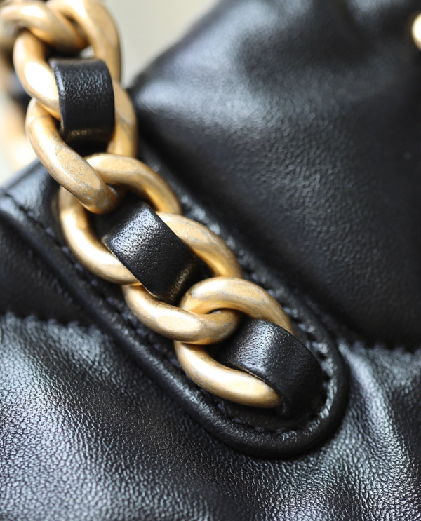 CHANEL 19 SHOPPING BAG FW2022/23