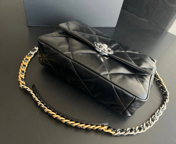 CHANEL 19 HANDBAG LARGE FW2022
