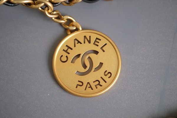 CHANEL 22 MINI HANDBAG GOLD LOGO BLACK SS2023 BLACK WITH PEARL