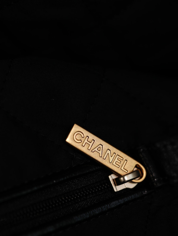 CHANEL 22 HANDBAG Shiny Calfskin