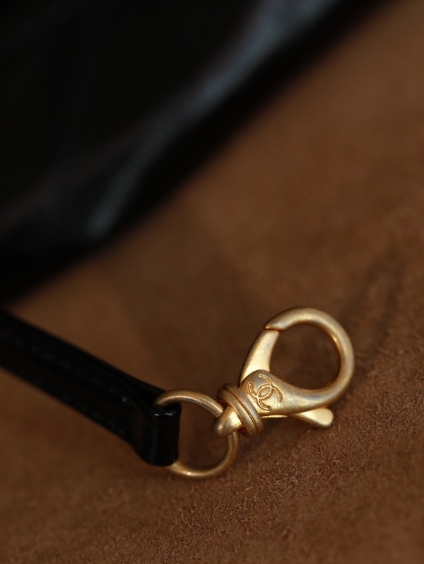 CHANEL 22 HANDBAG Shiny Calfskin