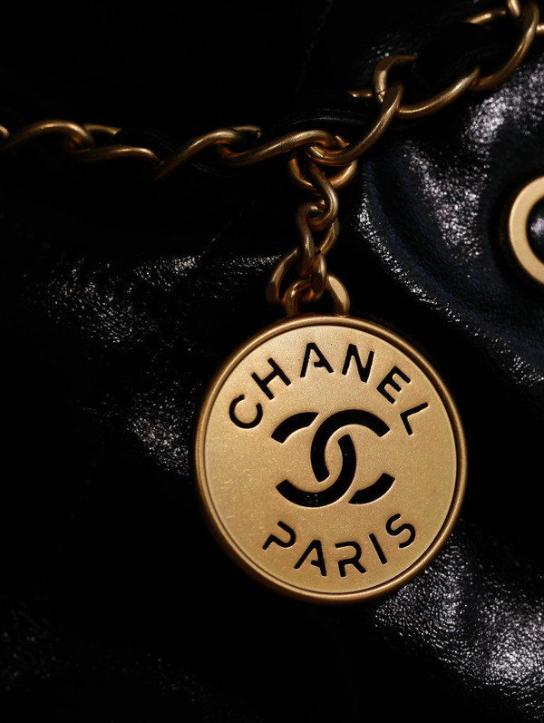 CHANEL 22 HANDBAG Shiny Calfskin