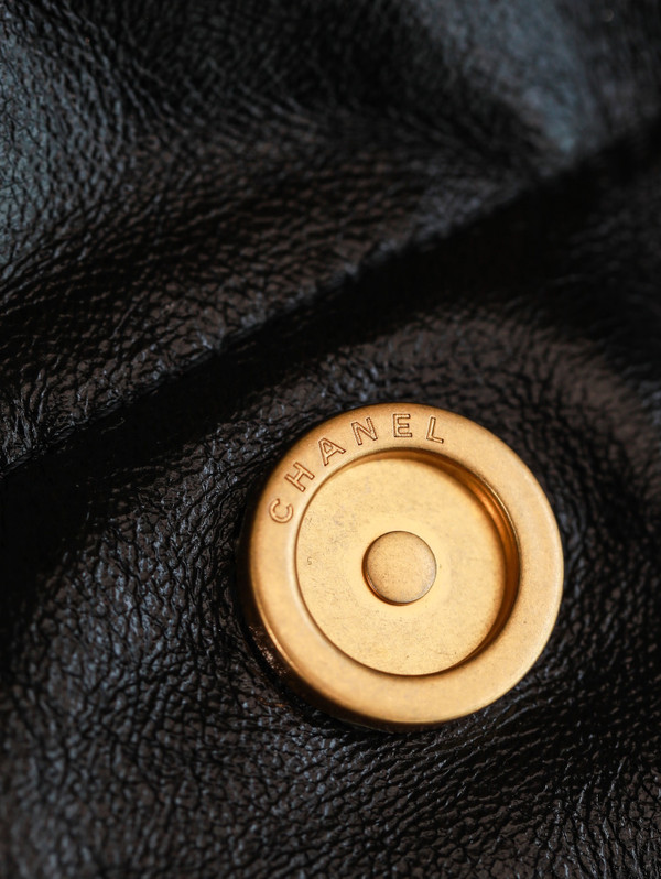 CHANEL 22 HANDBAG Shiny Calfskin