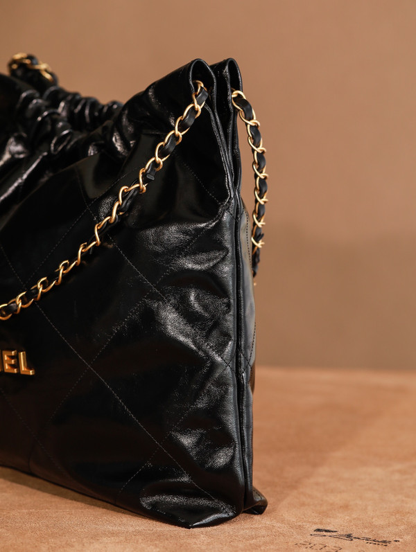 CHANEL 22 HANDBAG Shiny Calfskin