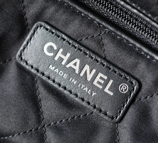 CHANEL 22 SMALL HANDBAG SO BLACK