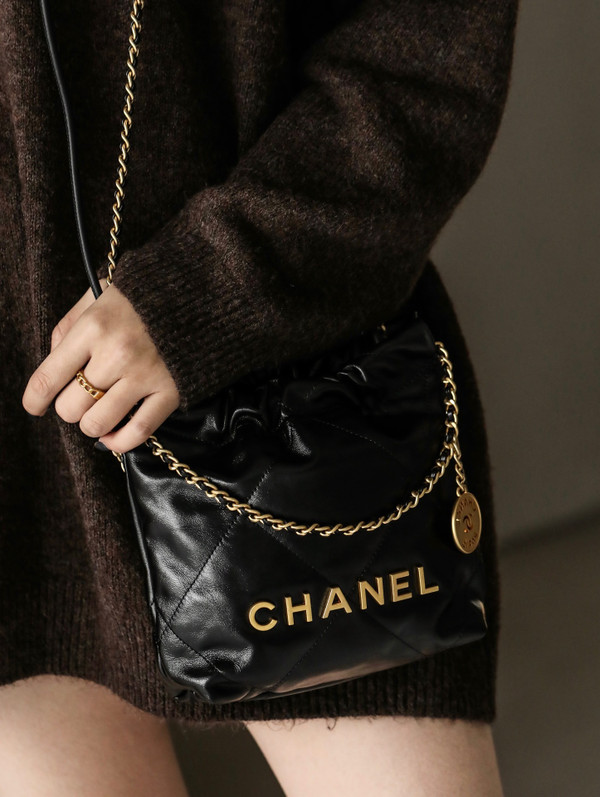 CHANEL 22 MINI HANDBAG GOLD LOGO BLACK SS2023 BLACK