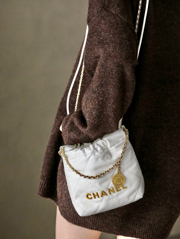 CHANEL 22 MINI HANDBAG GOLD LOGO SS2023 WHITE