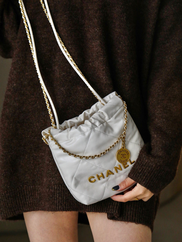 CHANEL 22 MINI HANDBAG GOLD LOGO SS2023 WHITE