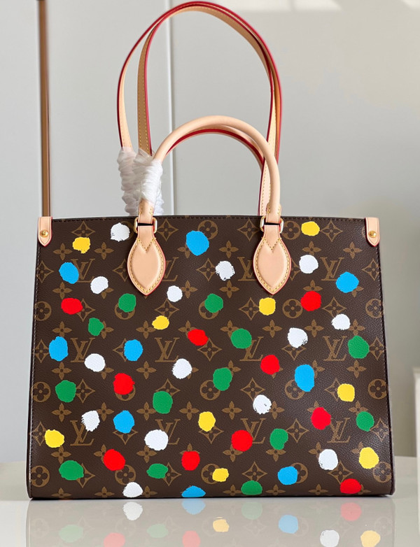 Louis Vuitton M46379 LV x YK OnTheGo MM​