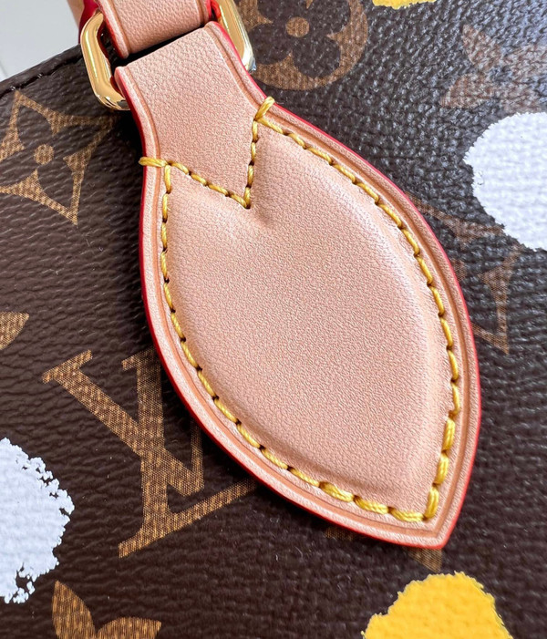 Louis Vuitton M46379 LV x YK OnTheGo MM​