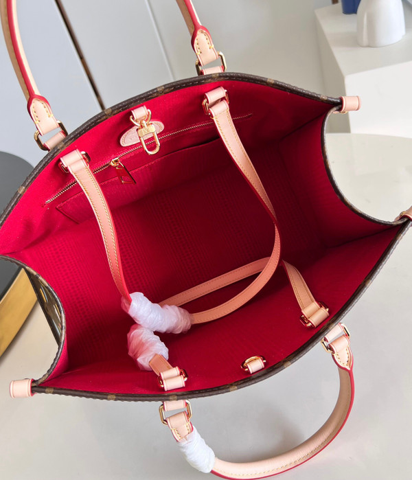 Louis Vuitton M46379 LV x YK OnTheGo MM​