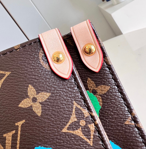 Louis Vuitton M46379 LV x YK OnTheGo MM​
