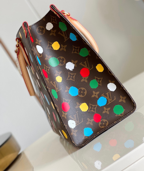 Louis Vuitton M46379 LV x YK OnTheGo MM​