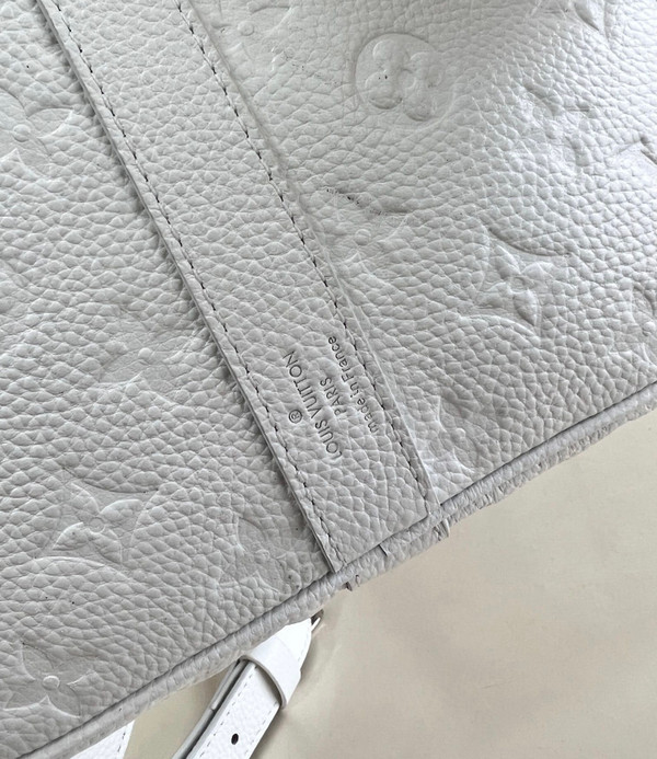 Louis Vuitton M21678 LV x YK Bandoulière Keepall 50