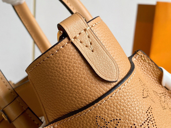 Louis Vuitton M21585 On My Side PM