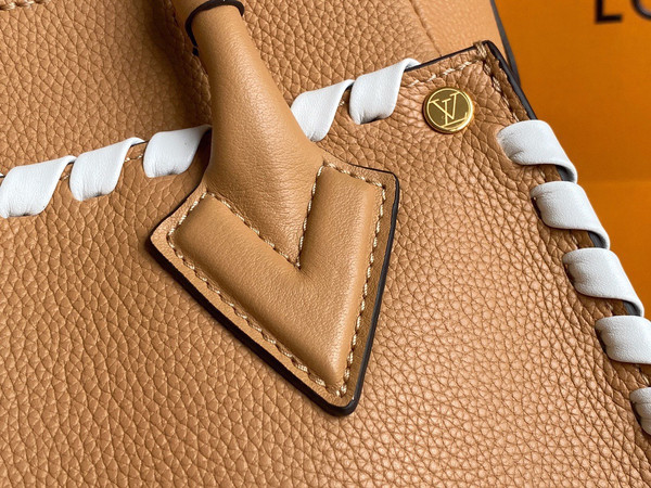 Louis Vuitton M21585 On My Side PM