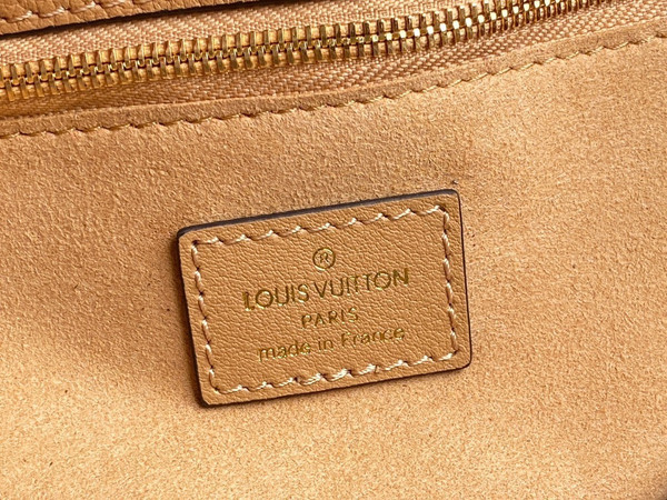 Louis Vuitton M21585 On My Side PM