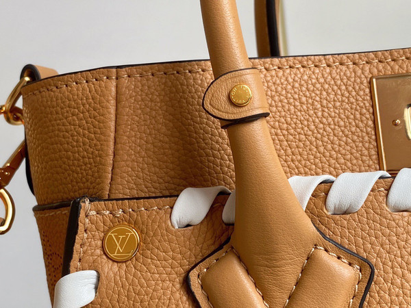 Louis Vuitton M21585 On My Side PM