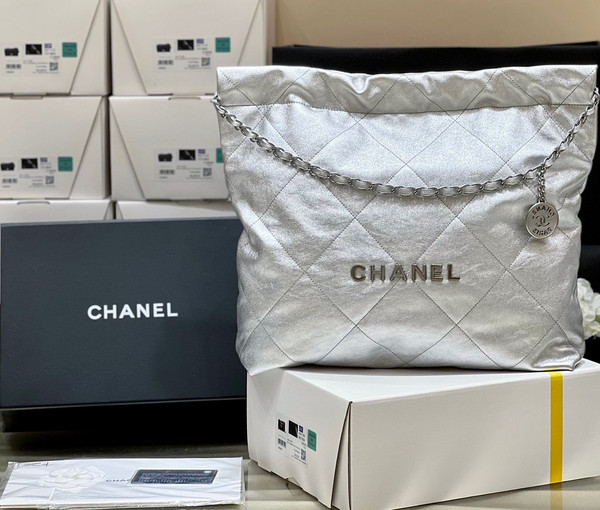 CHANEL 22 HANDBAG Silver Medium AW 2022