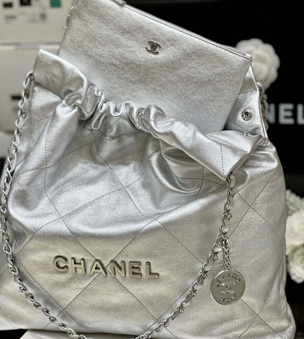 CHANEL 22 HANDBAG Silver Medium AW 2022