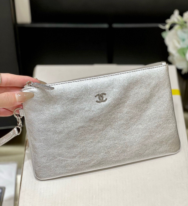 CHANEL 22 HANDBAG Silver Medium AW 2022