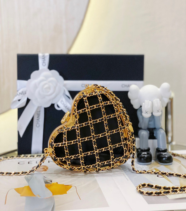 Chanel HEART MINAUDIERE 2023