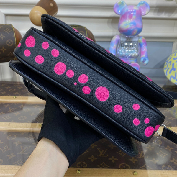 Louis Vuitton M46420 LV x YK Pochette Métis
