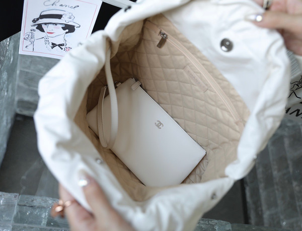 CHANEL 22 HANDBAG White with Silver Hardware Medium SS 2023