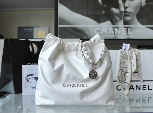 CHANEL 22 HANDBAG White with Silver Hardware Medium SS 2023