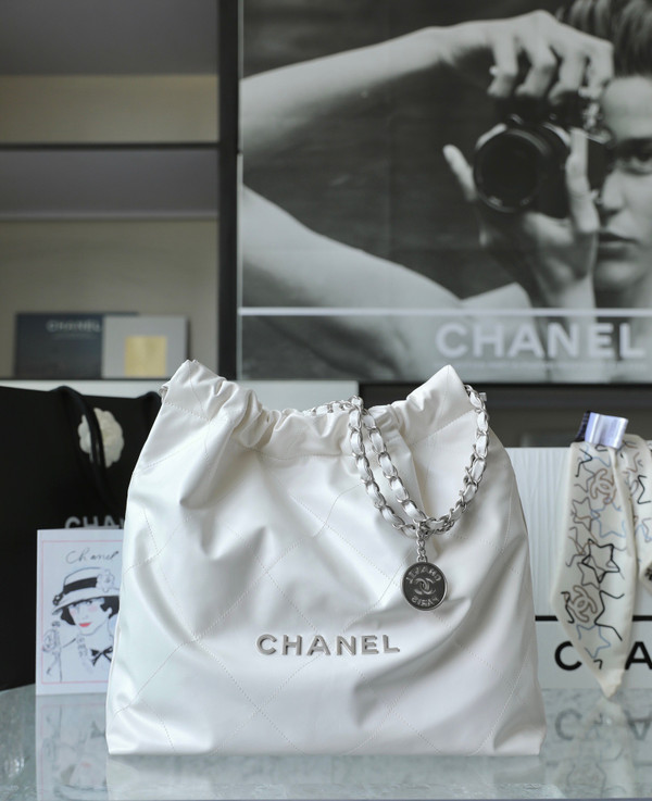 CHANEL 22 HANDBAG White with Silver Hardware Medium SS 2023