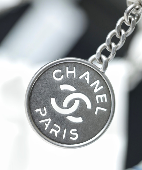 CHANEL 22 HANDBAG White with Silver Hardware Medium SS 2023