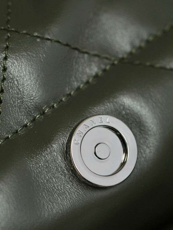 CHANEL 22 HANDBAG Olive Medium SS 2023