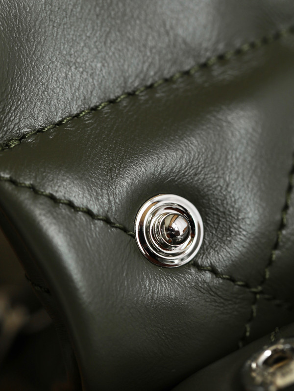 CHANEL 22 HANDBAG Olive Medium SS 2023