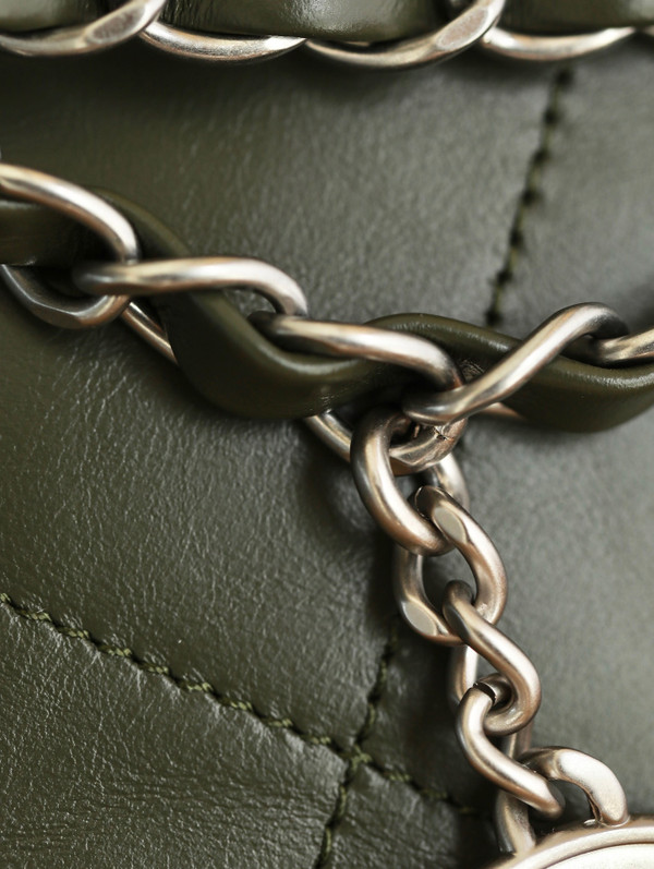 CHANEL 22 HANDBAG Olive Medium SS 2023