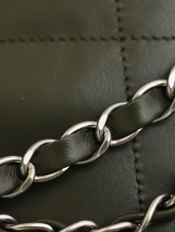 CHANEL 22 HANDBAG Olive Medium SS 2023