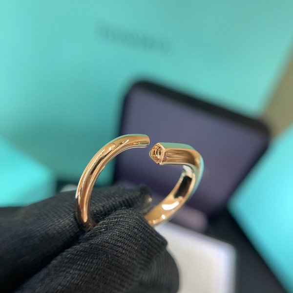 Tiffany Lock Pendant in Yellow Gold with Diamonds, Medium