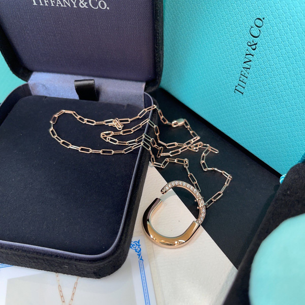 Tiffany Lock Pendant in Yellow Gold with Diamonds, Medium