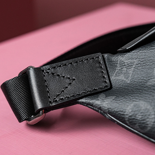Louis Vuitton M46035 Discovery Bumbag PM